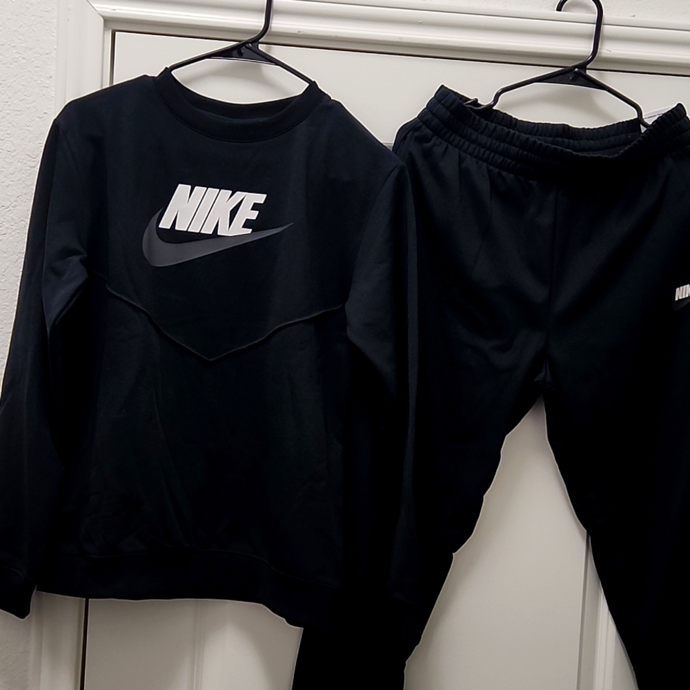 Nike Big Kid Sweat Suit; Size XL